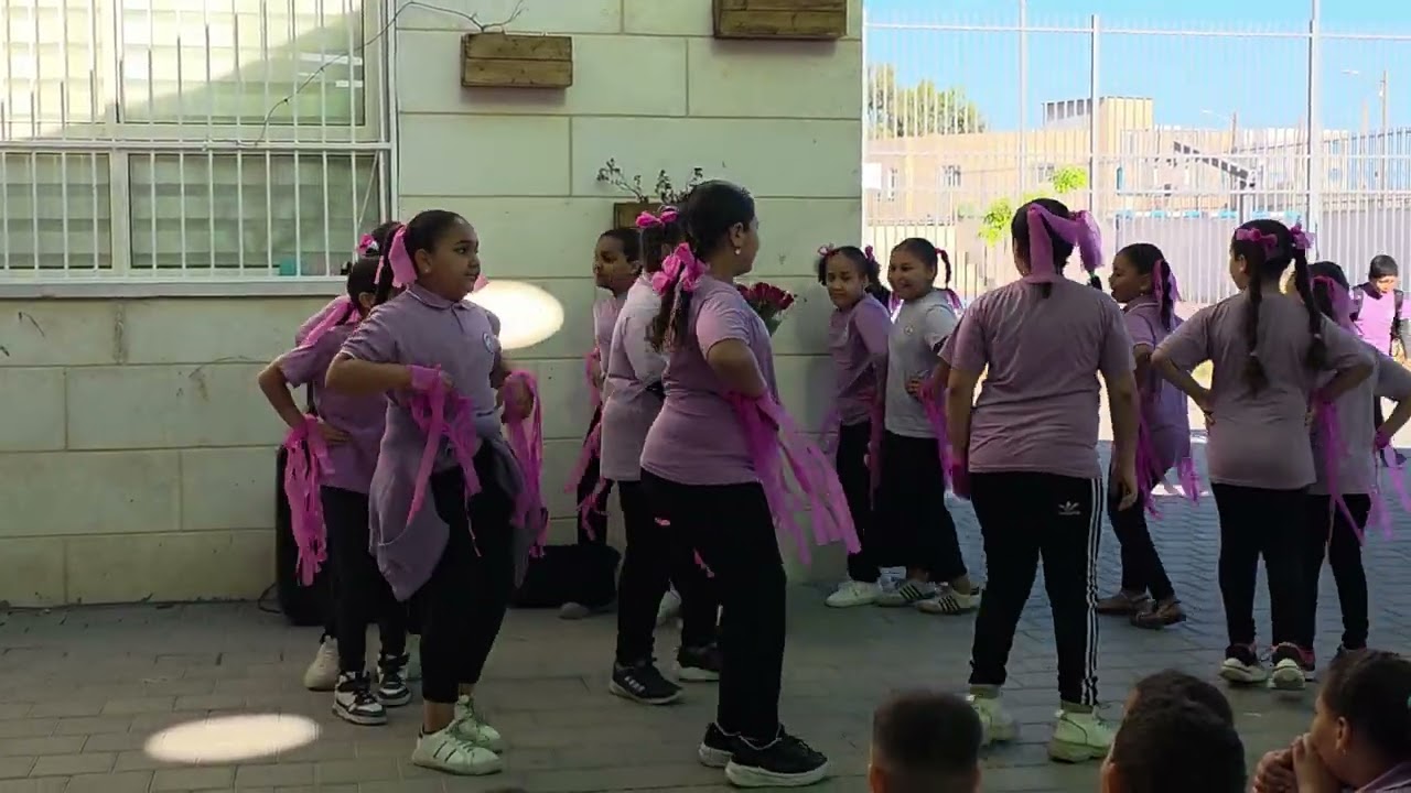 طالبات الثالث ا وعرض مميز في طابور الصباح. مدرسة عمر بن الخطاب جسر الزرقاء