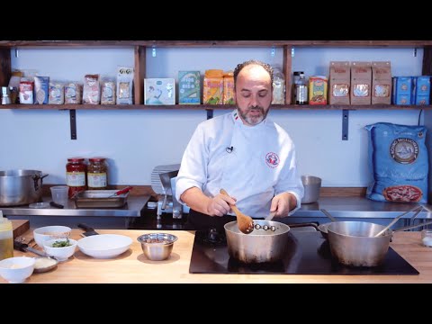 Video: Yuav Ua Li Cas Kom Dub Octopus Risotto