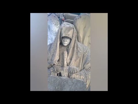 Экскаваторщики раскопали статую