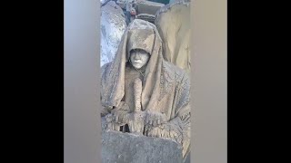 Экскаваторщики раскопали статую 
