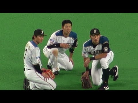 180330 リプレイ検証中のファイターズ外野陣（泰示・西川・近藤）