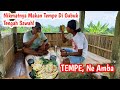 Luar biasa enaknyamenikmati tempe mendoan yang besar lebar di gubuk tengah sawah