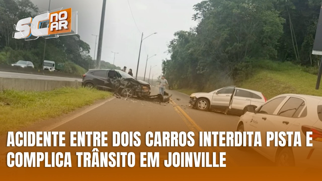 Batida entre dois carros complica o trânsito e interdita pista em Joinville