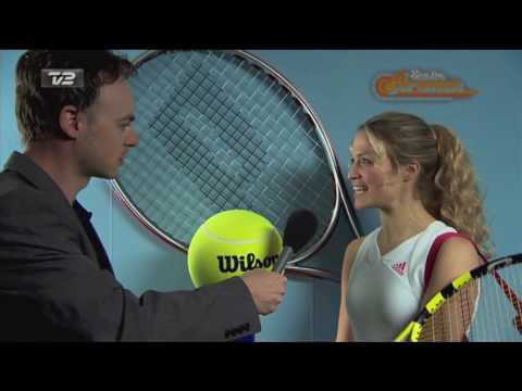 Tennisdarlingen Caroline Wozniacki bliver interviewet om jordskÃ¦lvet i Haiti.