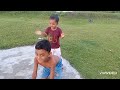 ছোট বাচ্চাদের ঘোড়া ঘোড়া খেলার দৃশ্য