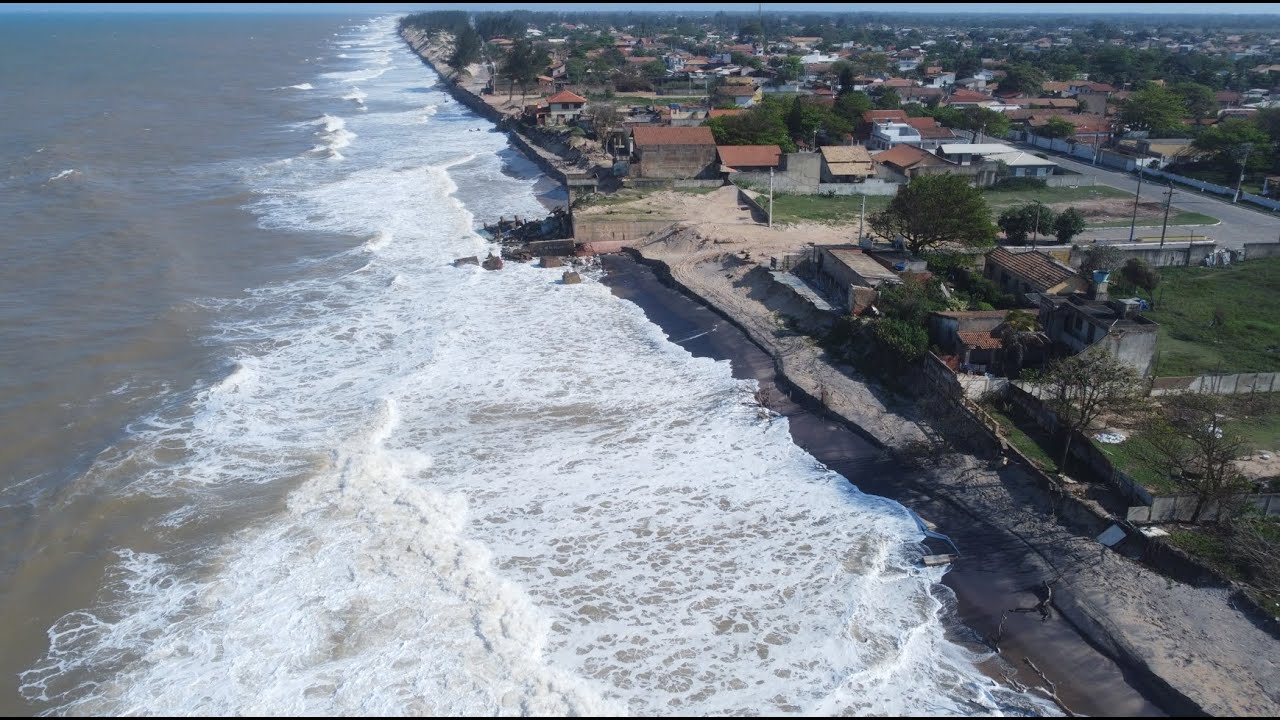 Nova ressaca em Atafona Invade o asfalto e chega mais próximo das casas - Melhor imagem aérea