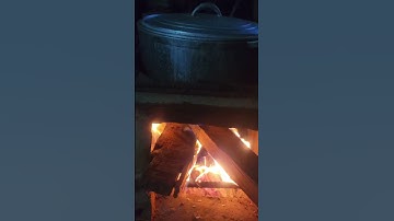 Hôm nay Nấu Bếp Củi lại nhớ về Tuổi thơ❤️. Nấu Cơm bằng Rơm ham chơi quá hay bị  cháy Nồi 😁