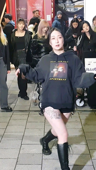 231229 홍대 연말을 댄스팀 얼루어(Allure)와 함께! - 지영 NewJeans (뉴진스) 'Hype Boy (하입보이)' 02