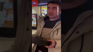 Robot Süpürgeye Sinirlenip Mağaza Önünde Parçaladı