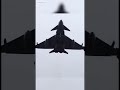 Истребитель Eurofighter Typhoon с ревом проносится мимо взлетно-посадочной полосы.
