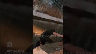 В махачкалинский КОР снова упала машина. Такси с пассажирами упала в КОР в районе Семендера. 