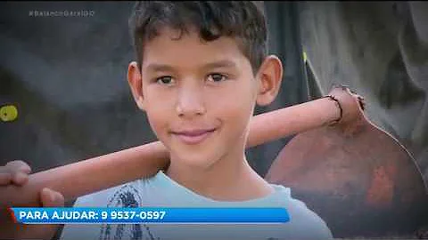 MENINO DE 10 ANOS TRABALHA SOZINHO PRA SUSTENTAR A FAMÍLIA - PARA AJUDAR: (62) 99537-0597