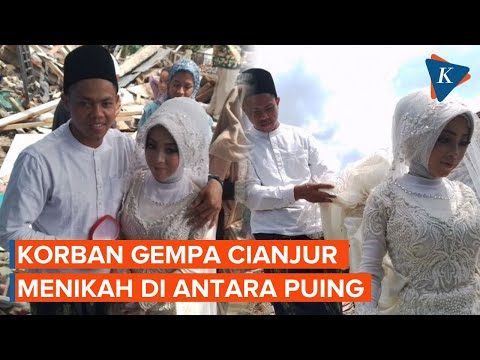 Tangis Pecah Ketika Pasangan Kekasih Menikah di Reruntuhan Gempa Cianjur