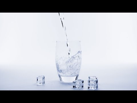 Vídeo: ¿Beber Agua Fría Te Ayuda A Perder Peso?