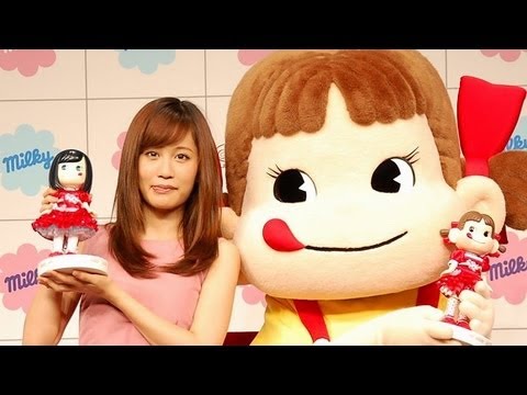 あっちゃん、ペコちゃんと"てへぺろ"　不二家新キャラクター就任