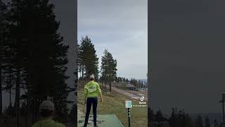 Throwback to my crazy spile hyser at Holmenkollen? #discgolf #discgolfeveryday #frisbeegolf #short