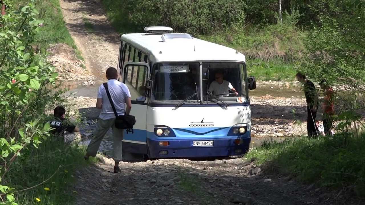 Autobus wjeżdża do potoku (bus enters the small river)