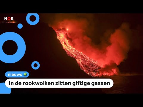 Lava komt in oceaan, grote rookwolken boven zee