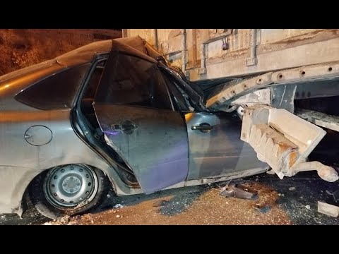 Под прицеп фуры: молодой водитель и его пассажир погибли в ночном ДТП в Магнитогорске