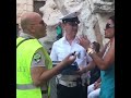 Aida Nizar fa il bagno nella Fontana di Trevi e viene fermata dai vigili: 