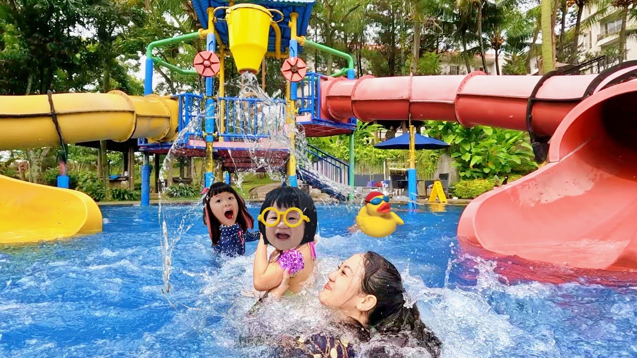 Main Perosotan Air dan Berenang di Waterpark Playground Air