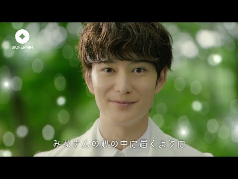岡田将生、爽やかな白スーツで微笑む　健康へいざなう“森の番人”に　新ビオフェルミンS「ビオフェルミンの森篇」＆メイキング