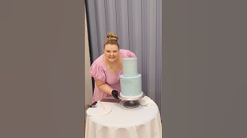 Have you ever tried this different way to stack a cake? Cake stacking demo💕