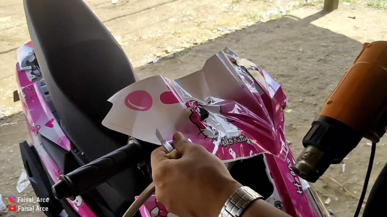 Pemasangan Stiker decal motor honda beat Hello kitty