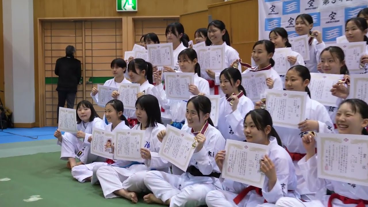 女子団体組手表彰式 第34回近畿中学校空手道選手権大会にて