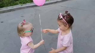 Отпускаем в воздух много воздушных шаров улетели гелиевые шарики