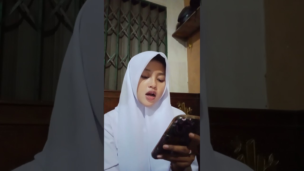 Membaca Puisi yang berjudul "Kepada Tanah Air" Karya Budiman S. Hartojo