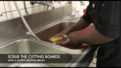 How to Clean And Sanitise Cutting Boards To Prevent Food Poisoning