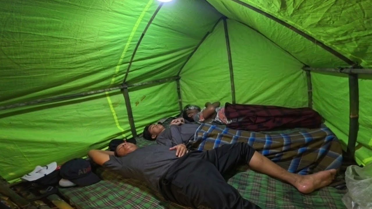 Diguyur hujan deras bermalam dipinggir sungai camping fishing, relaxing rain sound 