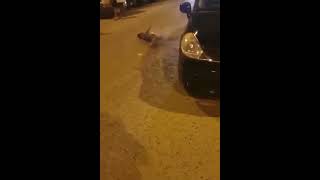 مقطع فيديو لشاب تحت تأثير تعاطي مخدر في حالة غير طبيعية يسحل نفسه على الطريق في الكويت.