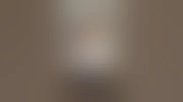 بنت بدها تغير ملابسها 