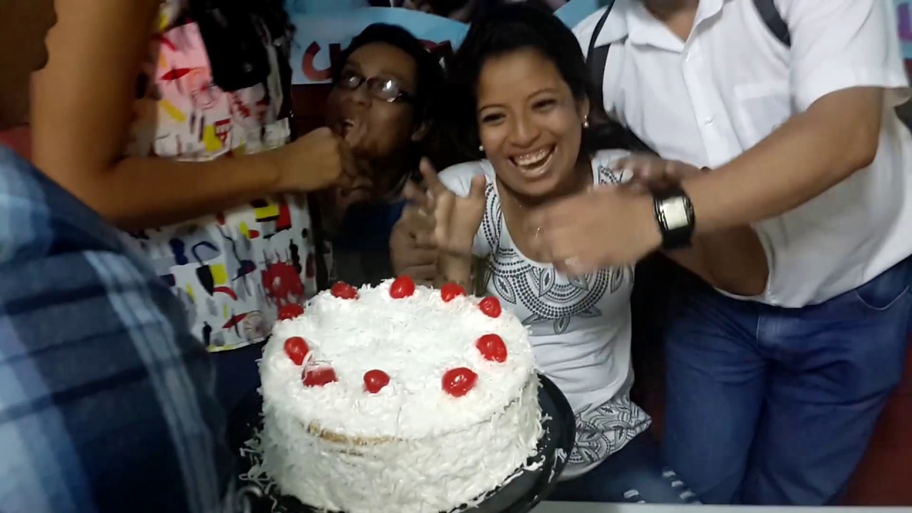 La hora de sopla la vela y muerde la torta