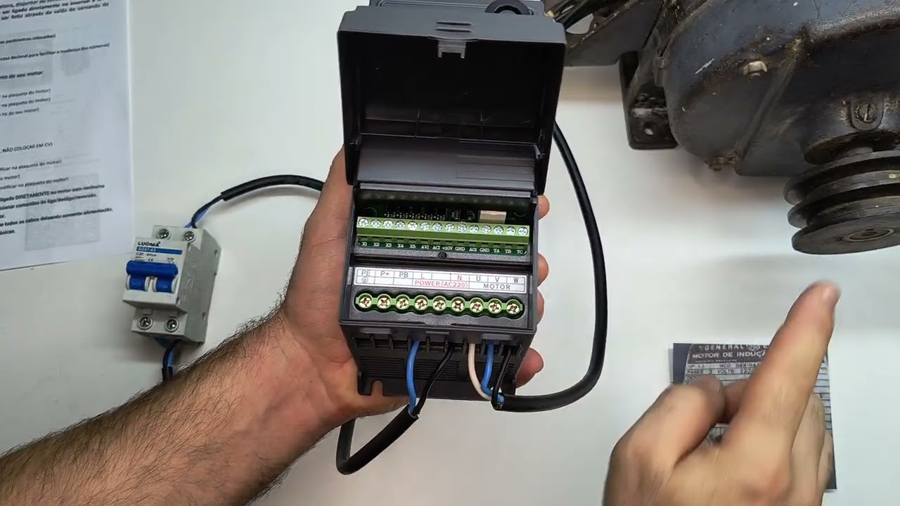 Inversor Zuked 320/2.2kW - 1.5kW entrada 220V Mono e Saída Trifásica 220V Parametrização e Comandos!