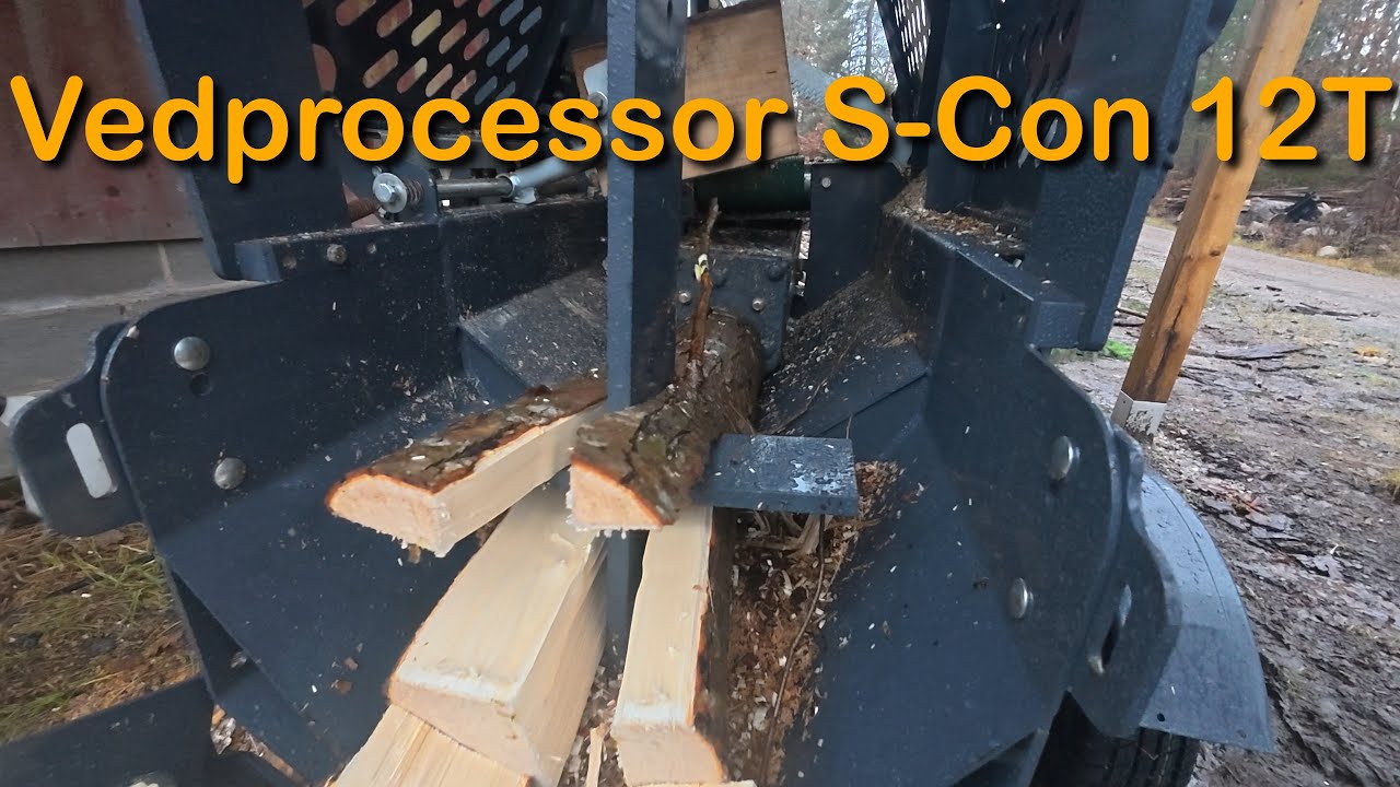 Vedprocessorn S Con 12T kör upp virket från tröskagaraget