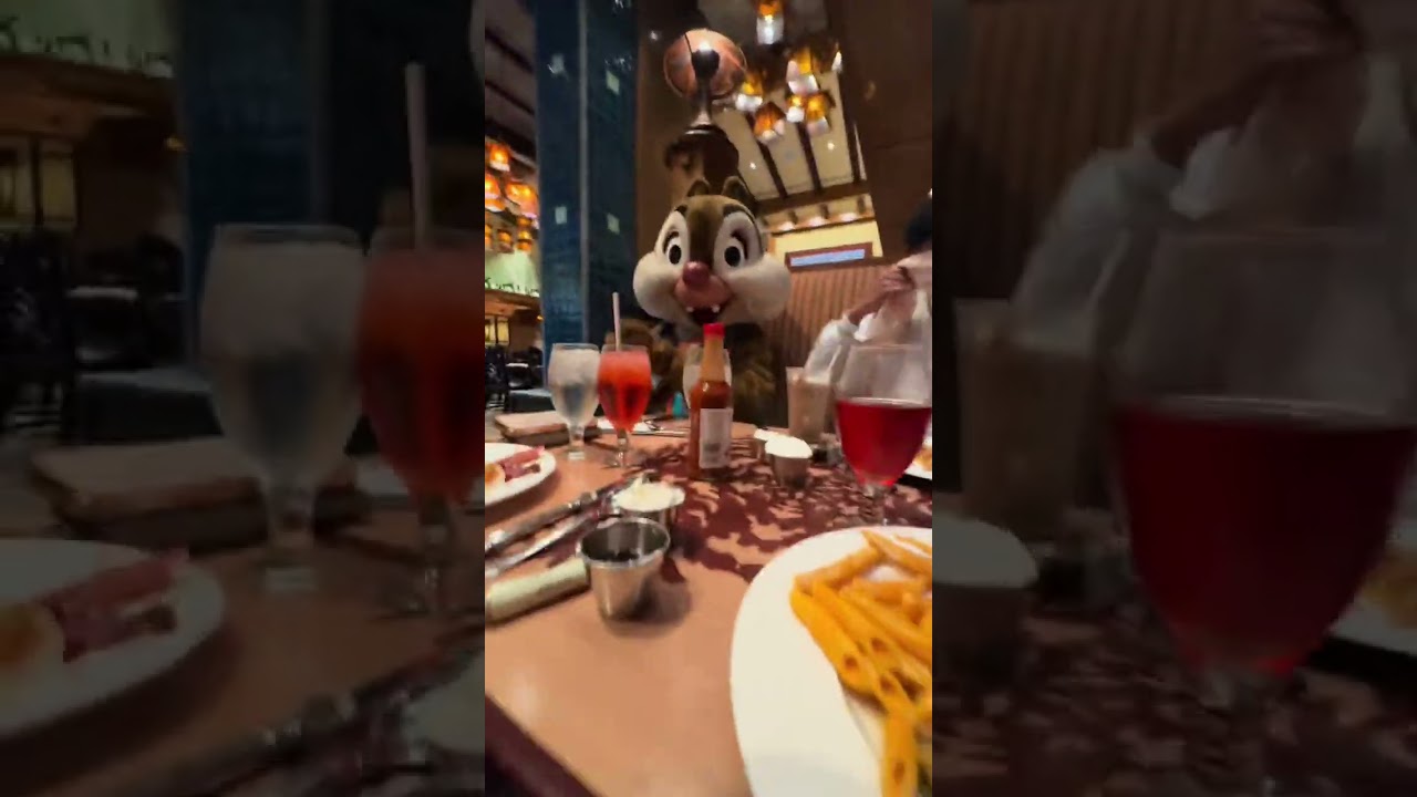 Ваш знак, чтобы пойти на завтрак персонажей в Паркс 😭✨ Внимание, спойлер: это был Дейл🤣 