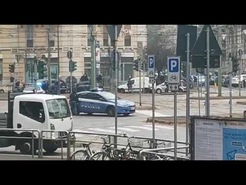 🔴 LIVE - Milano, rapina in banca in piazza Ascoli: polizia circonda agenzia - 3.11.2020