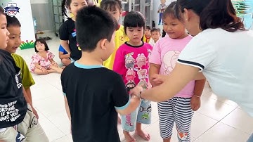 Tiết học tiếng Anh của các bé Lớp Lá, Trường Mẫu giáo LONG HẬU.