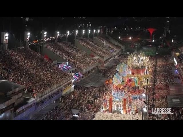 Brasile, a Rio impazza il Carnevale: spettacolo al Sambodromo 
