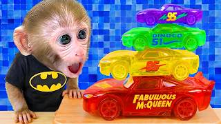 Macaco Bon Bon vira Batman e Surpreso com Carros Coloridos Empilhados Gigantes