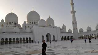 Белая мечеть шейха Зайеда в Абу-Даби(Знаменитая белая мечеть шейха Зайеда, расположенная в столице ОАЭ Абу-Даби, является одной из шести самых..., 2016-06-15T20:54:21.000Z)