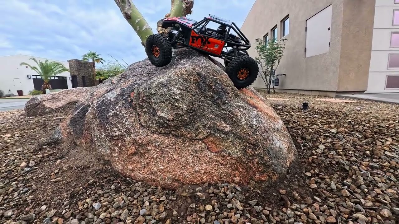 Sneaking in a little Rock  Crawling - Axial UTB10 Capra 4ws