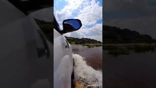 新型ハイラックスを川に突っ込んでみた