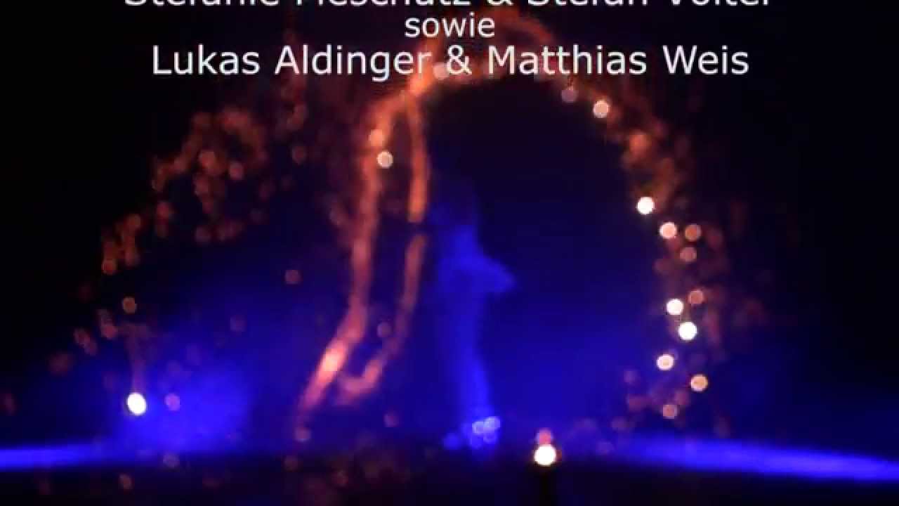 Ein Portrait der EC-Studenten über Feuerkünstlerin Stefanie Fleschutz.