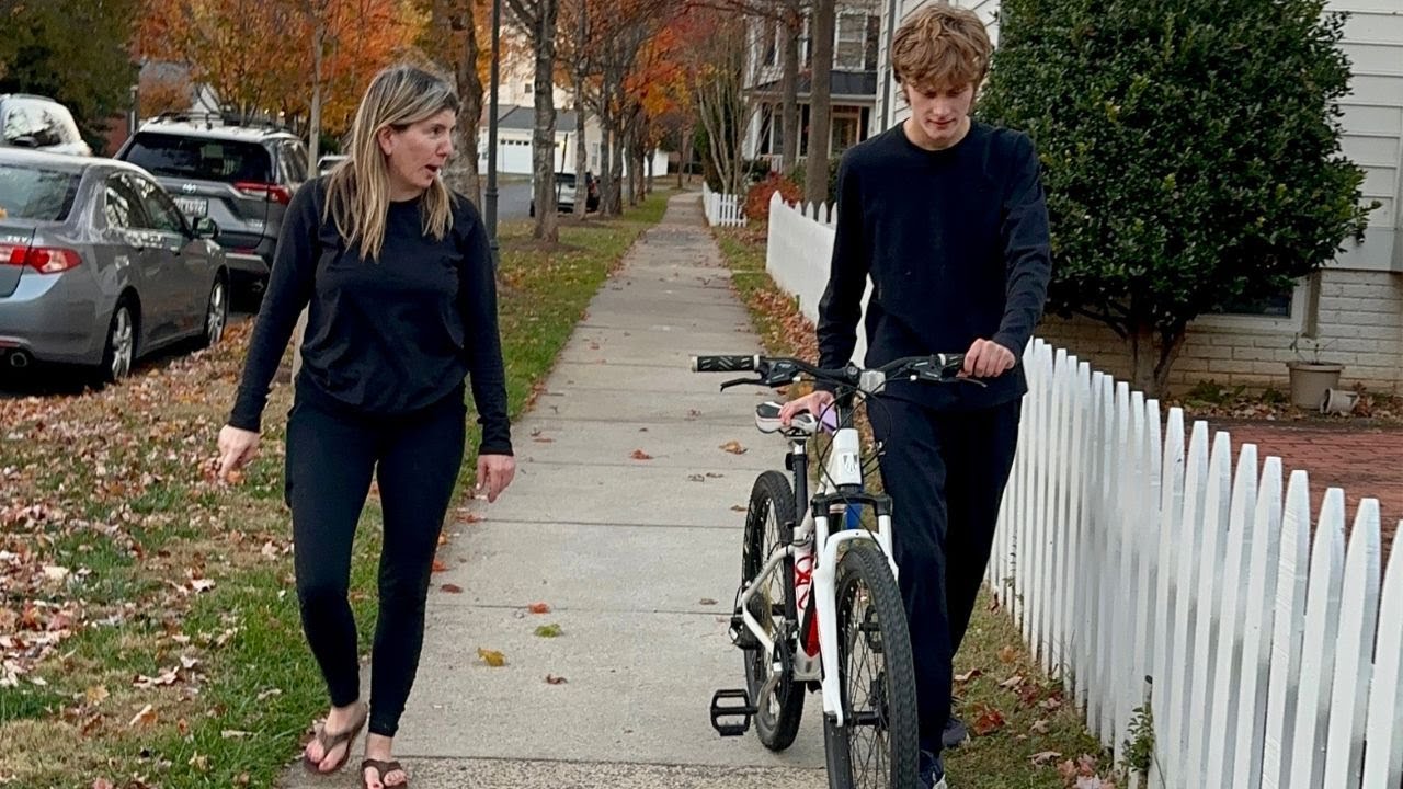 Подросток-аутист учится кататься на велосипеде!