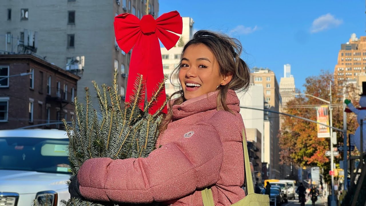 my first REAL XMAS IN NYC! ✨ christmas trees, exploring NYC, movie date | vlogmas day 1