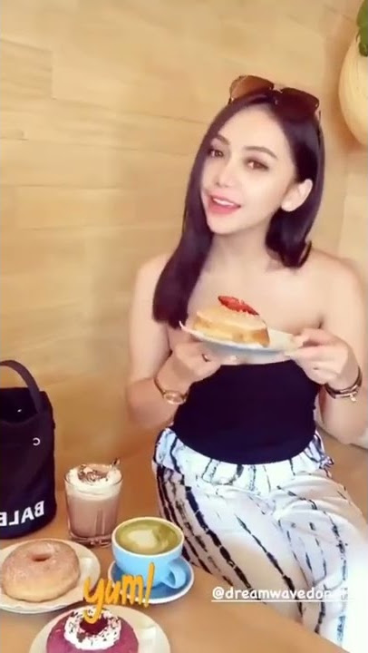 RIA VALENSIA PAKAI KEMBEN SAAT MAKAN #kemben #kutang #straplessbra #shorts #short #fypシ #seksi #sexy